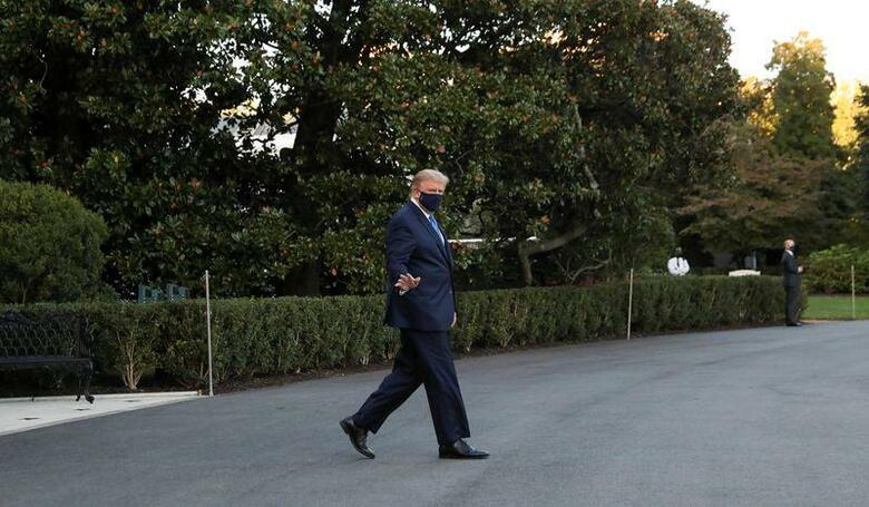 新型コロナウイルスに感染したトランプ大統領がワシントン郊外のウォルター・リード米軍医療センターに入院した。ホワイトハウスによると、トランプ氏は開発中の抗体カクテル医薬品などを使った治療を受けるという。写真は病院へ向かう大統領専用ヘリコプターまで歩くトランプ氏。10月2日、ホワイトハウスで撮影(2020年　ロイター/Leah Millis)