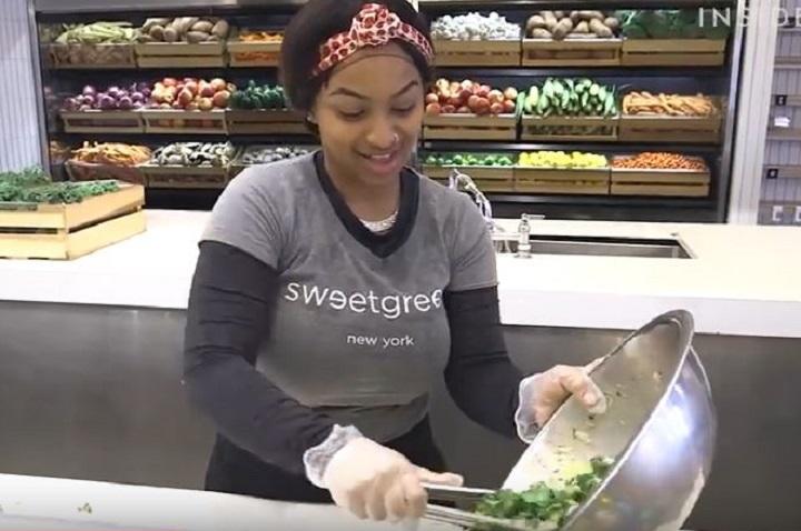 農家から直送される野菜を使うサラダが好評　Food Insider-YouTubeより