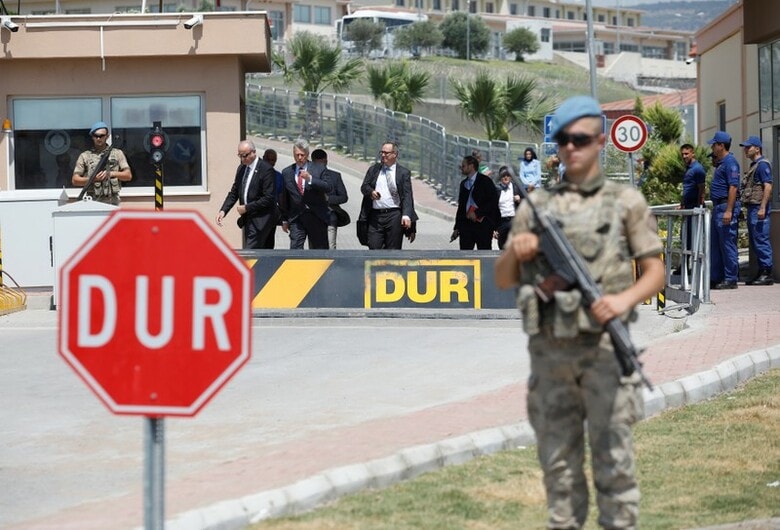 ７月１８日、トルコの裁判所は、テロリズムやスパイの罪に問われた米国人牧師の収監継続を決定した。牧師は裁判を受ける間も釈放されないこととなった。裁判所から出る在トルコ米国大使館の高官ら。イズミルで撮影(２０１８年　ロイター／KEMAL ASLAN)