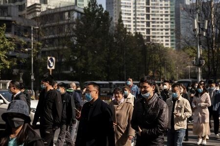 　１０月３０日、中国の国家発展改革委員会（発改委、ＮＤＲＣ）の寧吉哲副主任は、質の高い成長を推進するために２０２１─２５年の具体的な経済目標を策定すると明らかにした。写真は北京のビジネス街で撮影（２０２０年　ロイター／Thomas Peter）