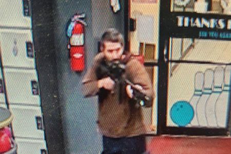 　１０月２５日、米メディアによると、メイン州ルイストンで、銃乱射事件が発生した。写真は、警察が容疑者と特定した男。提供写真（２０２３年　ロイター／Androscoggin County Sheriff’s Office／Facebook）