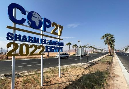 国連環境計画（ＵＮＥＰ）は２７日、気候変動枠組み条約第２７回締約国会議（ＣＯＰ２７）が１１月６日にエジプト・シャルムエルシェイクで開幕するのを前に公表した報告書で、各国政府の温室効果ガス削減目標が達成されても、地球の平均気温は今世紀中に２．８度上昇するとの見込みを示した。エジプトの会場近くで２０日撮影。（2022年　ロイター/Sayed Sheasha/File Photo）