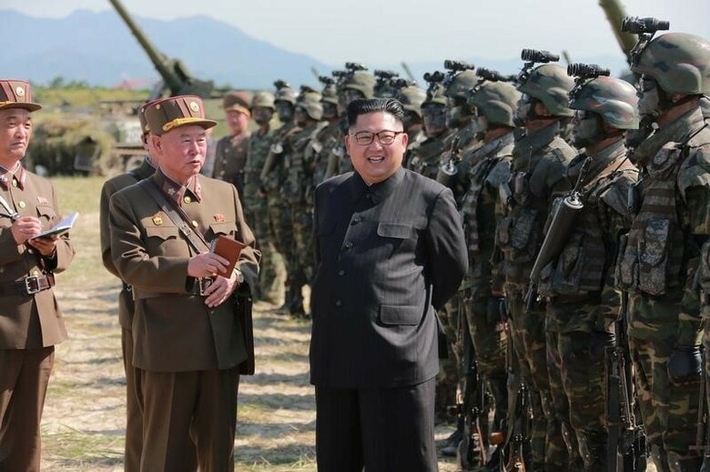 ８月２６日、ハワイにある米太平洋軍によると、北朝鮮は同日朝、短距離ミサイル３発を発射した。１発は発射直後に、残りの２発は飛行中に爆発し、いずれも失敗したもようとの見方を示した。写真は金正恩朝鮮労働党委員長、２５日提供写真（２０１７年　ロイター／KCNA）