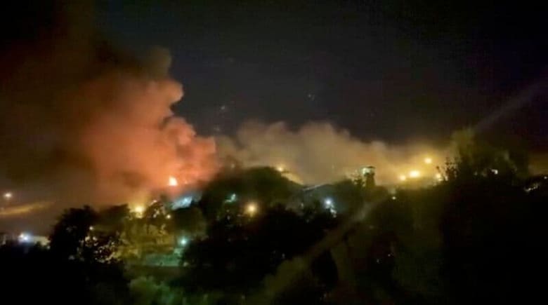 イラン首都テヘランのエビン刑務所で10月15日夜に火災が発生し、4人が死亡、61人が負傷した。国営メディアが伝えた。同日、エビン刑務所で撮影した動画より（2022年　ロイター）
