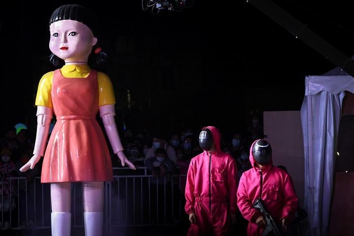 ハロウィンのイベントでイカゲームの衣装を着る人々（中国・北京）　Thomas Peter-REUTERS