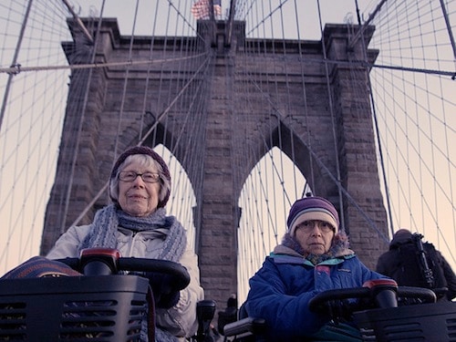 出禁の二人　二人は経済の専門家を訪ね歩く・・。『シャーリー＆ヒンダ　ウォール街を出禁になった２人』Faction Film(C)2013