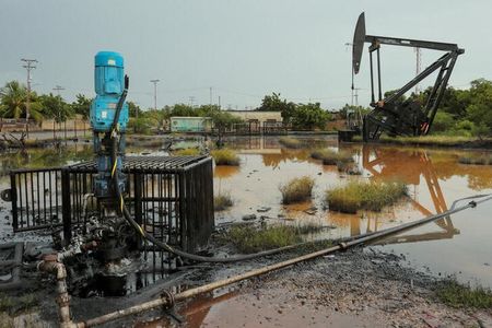 ベネズエラ国営石油会社ＰＤＶＳＡは、米国による石油・ガス部門への制裁緩和を受け、国内生産を復活させるために必要な機器や油田サービスの確保に向け国内外の企業と交渉している。写真は、ベネズエラ・マラカイボ湖近くの油田での掘削作業の様子。２０２２年１０月１４日に撮影。（２０２３年　ロイター／Issac Urrutia）