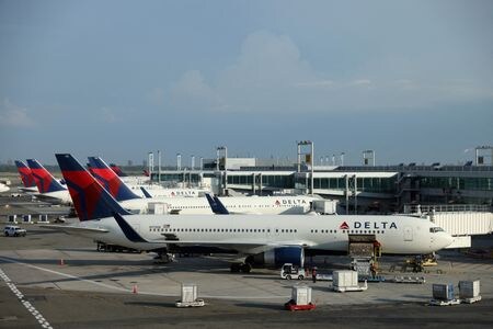 　８月１２日、米連邦航空局（ＦＡＡ）は、米デルタ航空が求めていた空港発着枠の最低順守義務の一時的免除を認めると発表した。写真はデルタ航空の飛行機。ニューヨークの空港で７月撮影（２０２２年　ロイター／Andrew Kelly ）