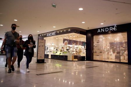 　９月２３日、Ｓ＆Ｐグローバルが発表した９月のフランス総合購買担当者景気指数（ＰＭＩ）速報値は５１．２で、８月から上昇した。サービス部門の動きがやや加速した。写真はパリのショッピングセンターで２０２１年５月撮影（２０２２年　ロイター／Sarah Meyssonnier）