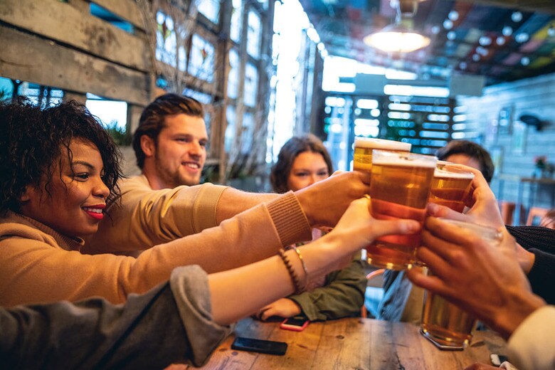 パブでビールを飲むのもかなり高くつくようになった（写真はイメージです）　LEOPATRIZI／ISTOCK