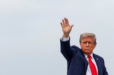 トランプ米大統領は、米国とイスラエルによる対イラン軍事作戦の終結に向けた合意の一環として、イランの濃縮ウランをロシアに移送するというロシアのプーチン大統領の提案を拒否した。米ニュースサイトのアクシオスが１３日、情報筋の話として報じた。（２０２６年　ロイター／Kevin Lamarque）