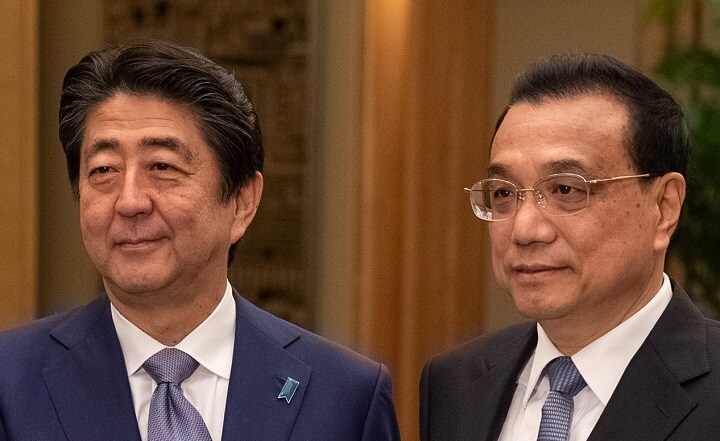 10月25日、人民大会堂で安倍総理と握手する李克強国務院総理　Roman Pilipey/REUTERS