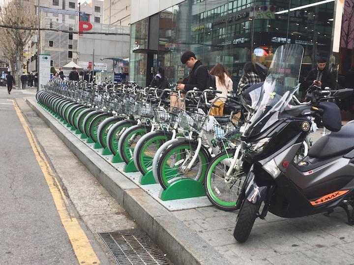 ソウル・弘大入口駅の「タルンイ」　撮影：佐々木和義
