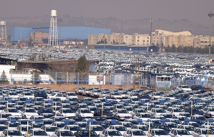 国産自動車メーカー、イラン・ホドロの完成車。外国車メーカーも工場進出している　Raheb Homavandi-REUTERS