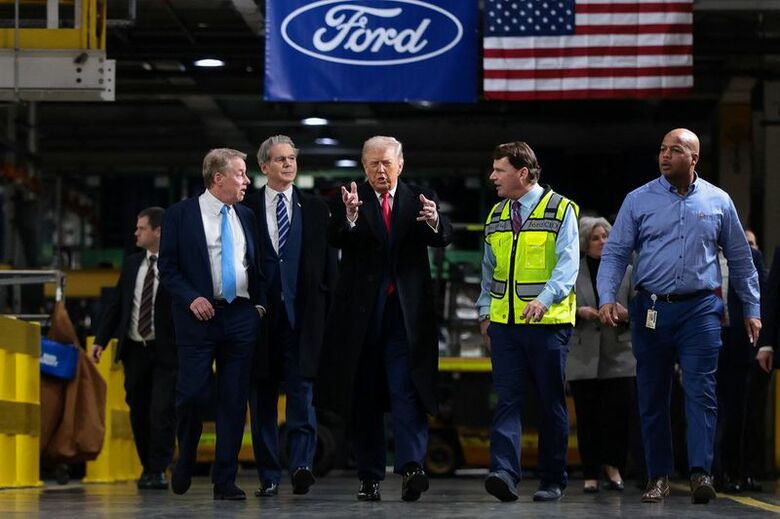 米ミシガン州ディアボーンにあるフォードの生産拠点を視察するトランプ米大統領。1月13日撮影。REUTERS/Evelyn Hockstein