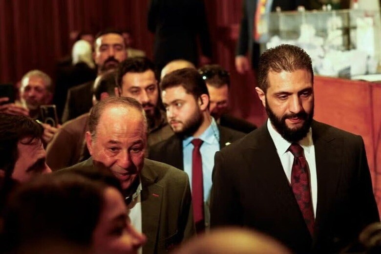 シリアで１０月５日、昨年１２月のアサド政権崩壊後初の人民議会（国会）選挙が実施された。写真は投票所を訪れたシャラア暫定大統領。ダマスカスで撮影（２０２５年　ロイター/Yamam al Shaar）