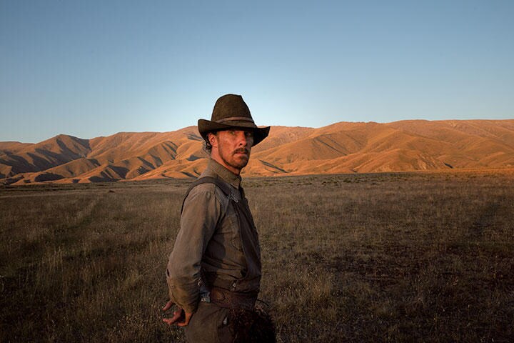 偏屈で残酷な牧場主フィルを演じるカンバーバッチ　KIRSTY GRIFFIN/COURTESY OF NETFLIX