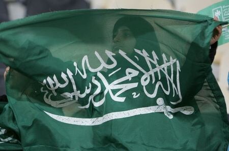 　１２月１７日、共同石油統計イニシアチブ（ＪＯＤＩ）が公表した統計によると、１０月のサウジアラビアの原油輸出量は日量６１６万バレルと、４カ月連続で増加した。写真はサウジの旗。２００５年１２月ドーハで撮影（２０２０年  ロイター／Jamal Saidi ）