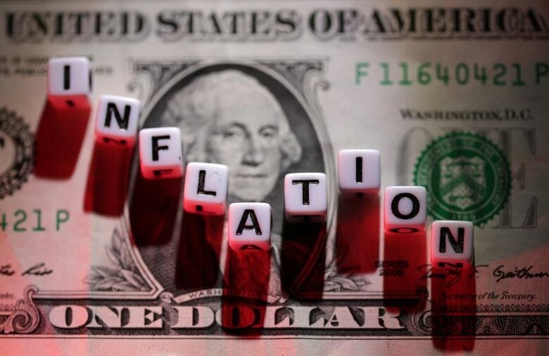 ドル紙幣とインフレのイメージ。2022年6月撮影。REUTERS/Dado Ruvic