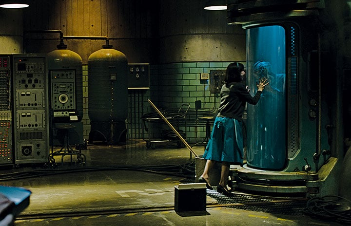 イライザはすぐに「不思議な生きもの」と心を通わせるようになる　Courtesy of Fox Searchlight Pictures/Kerry Hayes