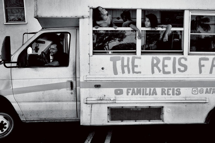 旅するユーチューバーに触発され、2017年に2300ドルで購入したバスを約1年かけて旅用に改造。東部デラウェア州を出発した