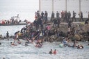 モロッコから海路でスペイン領セウタに入ろうとする移民たち（7月31日）　Europa Press/ABACA via Reuters Connect
