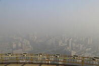 北京市が深刻な大気汚染を示す「赤色警報」発令