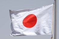 自国の国旗損壊を罪に問うことの深刻さを考える