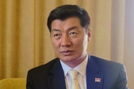 「ウイグル絶望収容所の起源はチベット」センゲ首相インタビュー