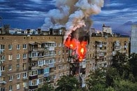 ハルキウに「ドローン」「ミサイル」「爆弾」の一斉攻撃...市内での「巨大爆発」の瞬間映像が拡散