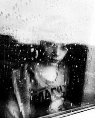 ざらついた写真から、インダストリアル・メタルの匂いがする