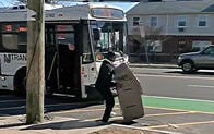 【動画】バスにATMマシンを載せようとする男
