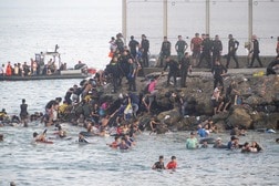 【「移民の武器化」か】セウタ危機は“西サハラ寄り”スペイン政権に対するモロッコの「報復」？