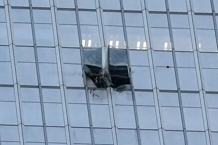北京の最高層ビルに小型機が激突、残骸が地上に落下…中国政府が隠そうとする事故の様子を収めた動画にネット民戦慄