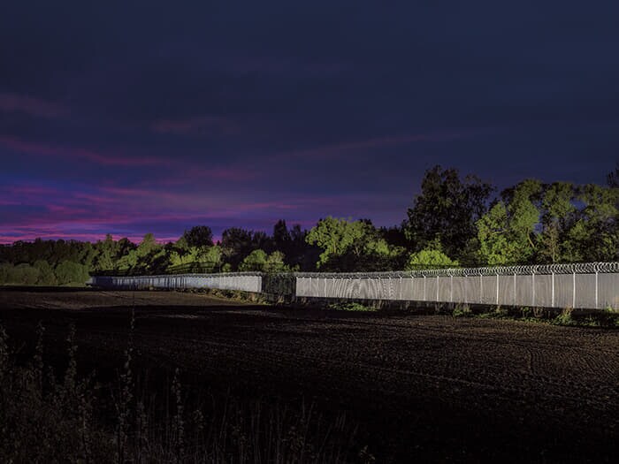 ロシア国境のゴリシェバでヘッドライトに照らされて浮かび上がる国境フェンス