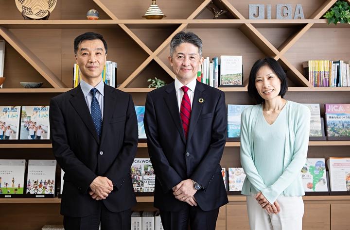 沖教授（中央）とJICA地球環境部部長・岩崎英二（左）と広報部審議役・見宮美早（右）
