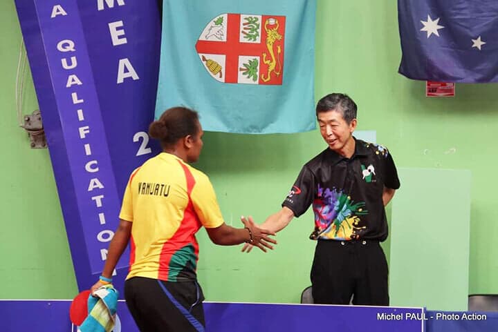 トミー選手と試合後に握手する高嶋さん