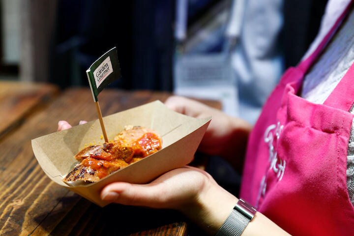 大豆、ビートルート、ニンジンなどの植物から作られているヴィーガン向けソーセージ  REUTERS/Michele Tantussi