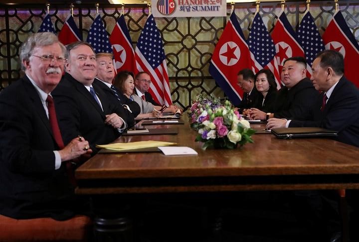 ハノイでの米朝拡大会議に突如姿を現した超タカ派のボルトン大統領補佐官（左端）　Leah Millis-REUTERS