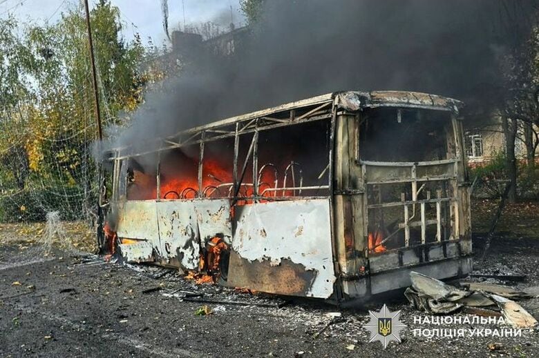 ロシアの空爆を受けたバス、ウクライナ東部クラマトルスクで8日撮影の提供写真 Press service of the National Police of Ukraine/Handout via REUTERS