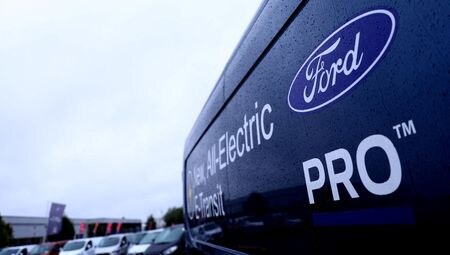 米自動車大手フォード・モーターは２１日、電気自動車（ＥＶ）戦略を見直し、３列シートの全電動スポーツ多目的車（ＳＵＶ）の投入を中止すると発表した。２０２３年９月撮影（２０２４年　ロイター/Carl Recine）