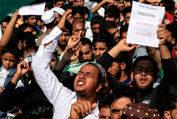 8月20日、インドが実効支配するカシミール地方最大の都市スリナガルでは、人口が密集するスーラ地区の入り口を、若い男たちが一週間以上、24時間体制で警戒している。写真は12日、スリナガルでインド政府への抗議活動に参加する住人（2019年　ロイター/Danish Siddiqui）