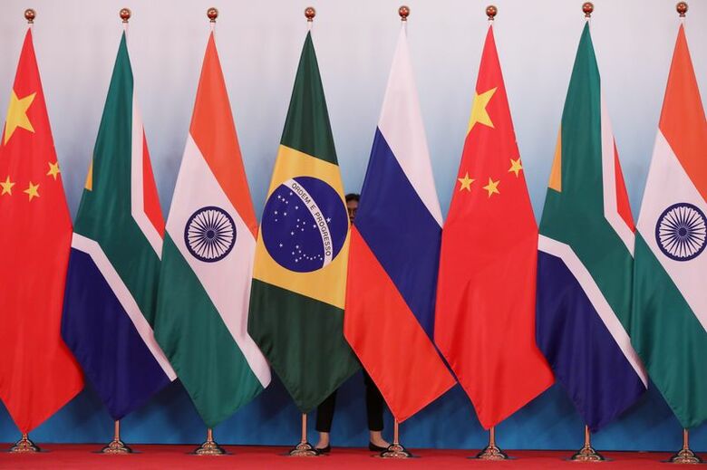 ブラジル、ロシア、中国、南アフリカ、インドの国旗。2017年9月4日、中国福建省厦門市で開催されたBRICS首脳会議で代表撮影。REUTERS