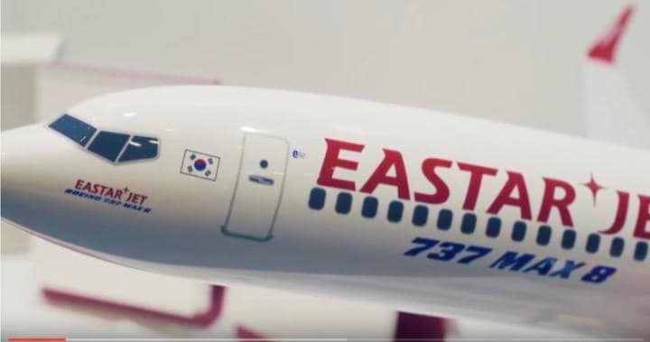 韓国のLCCイースター航空は、国内外の要因で損失が膨らむ中、緊急のコスト削減計画を明らかにし、客室乗務員に無給休暇の取得を要請した。写真は同社のプロモーション動画から　이스타항공 EastarJet / YouTube