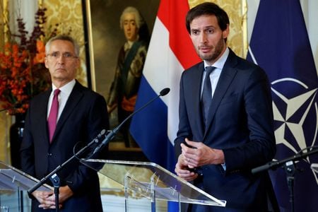 　オランダのフクストラ外相（写真中央）は１２月１２日、国連がロシアのウクライナ侵攻に関する罪を問う特別法廷を設置する場合、オランダが喜んで開催場所を提供すると述べた。ハーグで１１月１４日撮影（２０２２年　ロイター/Piroschka Van de Wouw）