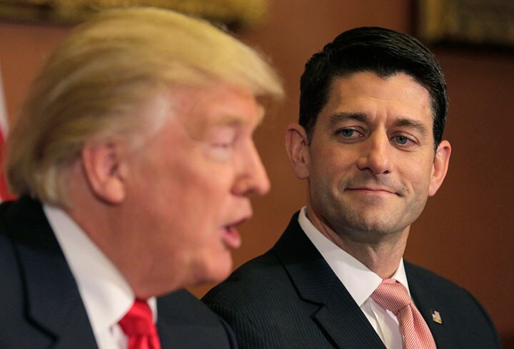 共和党指導者の一人、ポール・ライアン下院議長（右）はトランプと戦えるか　Joshua Roberts-REUTERS