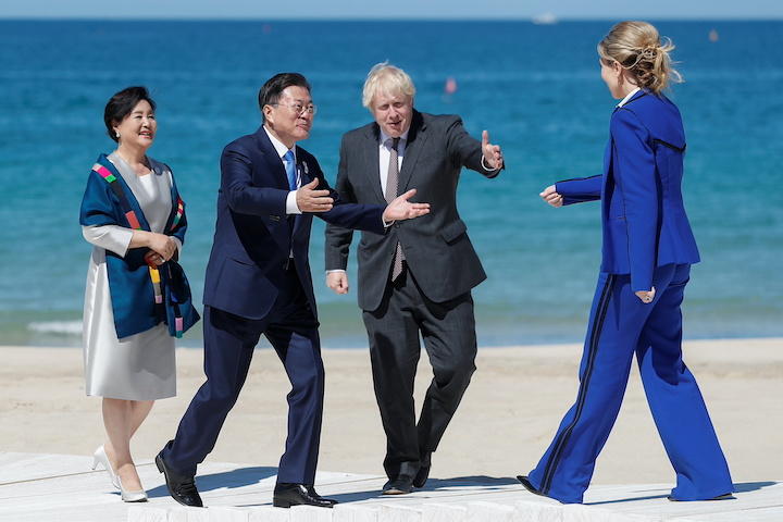 G7の舞台コーンウォールに到着し、ジョンソン英首相夫妻に挨拶する韓国の文大統領夫妻　Peter Nicholls-REUTERS