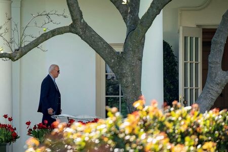 バイデン米大統領はイスラエルのネタニヤフ首相に対し、イランに対するいかなる対抗措置にも米国は参加しないと伝えた。ホワイトハウス当局者が１４日に述べた。写真はバイデン大統領。１３日にホワイトハウスで撮影（２０２４年　ロイター／Bonnie Cash）