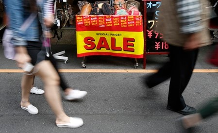 　１０月３０日、経済産業省が発表した９月の商業動態統計速報によると、小売業販売額（全店ベース）は前年比９．１％増となった。写真は東京の繁華街。２０１４年１０月７日撮影（２０１９年　ロイター/Yuya Shino）