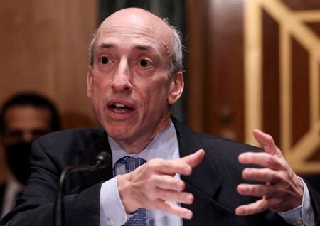 　２月１１日、米証券取引委員会（ＳＥＣ）のゲンスラー委員長（写真）は、企業に気候変動リスクの開示を義務付ける規則案の詳細策定に向けてＳＥＣ委員と緊密にやり取りしているとツイッターに投稿した。写真は昨年９月、ワシントンで代表撮影（２０２２年　ロイター）